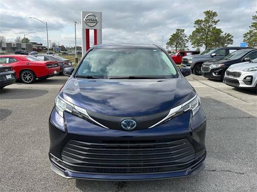 2022 Toyota Sienna LE