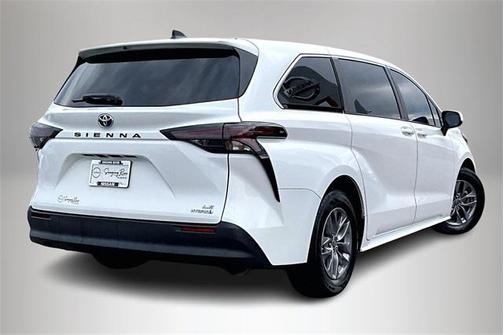 2023 Toyota Sienna LE