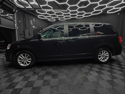 Black Onyx Crystal Pearlcoat 2019 Dodge Grand Caravan SXT
