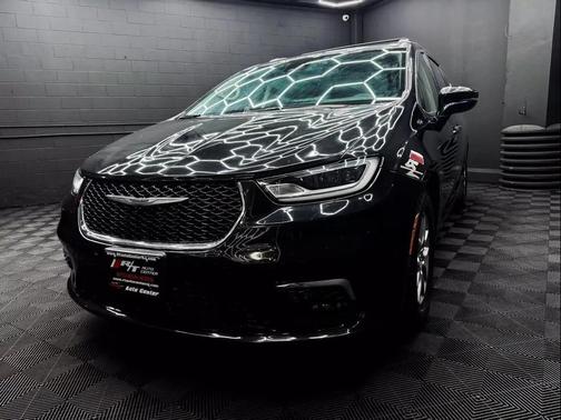 Brilliant Black Crystal Pearlcoat 2022 Chrysler Pacifica Touring L