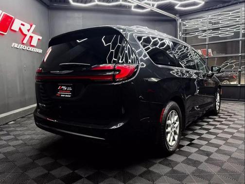 Brilliant Black Crystal Pearlcoat 2022 Chrysler Pacifica Touring L