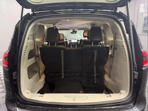 Brilliant Black Crystal Pearlcoat 2022 Chrysler Pacifica Touring L