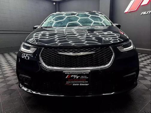 Brilliant Black Crystal Pearlcoat 2022 Chrysler Pacifica Touring L