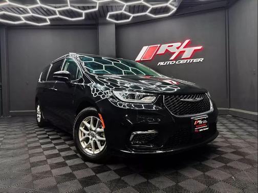Brilliant Black Crystal Pearlcoat 2022 Chrysler Pacifica Touring L
