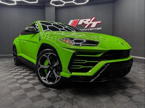 Green 2021 Lamborghini Urus
