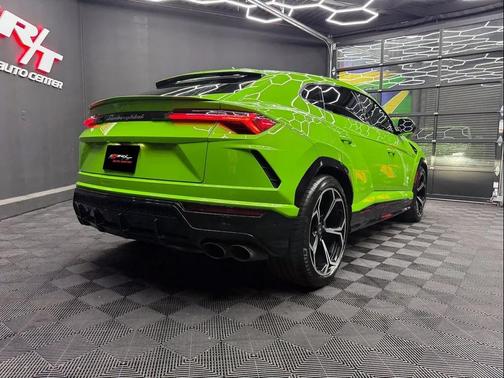 Green 2021 Lamborghini Urus