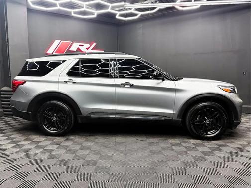 Iconic Silver Metallic 2020 Ford Explorer XLT