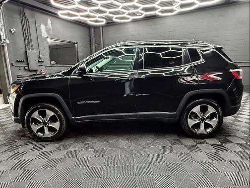 Diamond Black Crystal Pearlcoat 2018 Jeep Compass Latitude