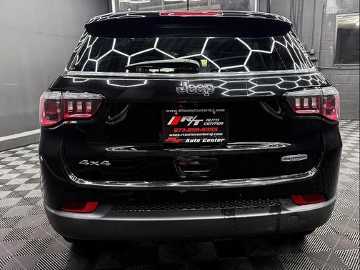 Diamond Black Crystal Pearlcoat 2018 Jeep Compass Latitude