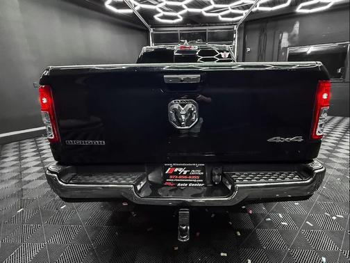 Diamond Black Crystal Pearlcoat 2019 RAM 1500 Big Horn