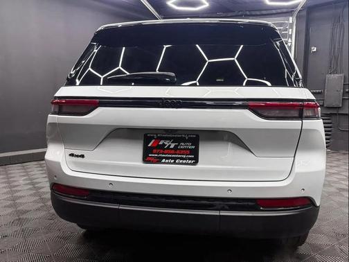 Bright White Clearcoat 2023 Jeep Grand Cherokee Altitude