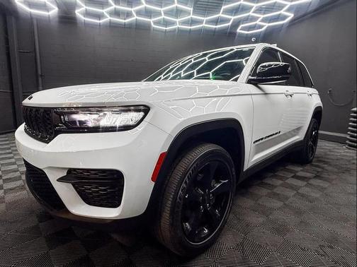 Bright White Clearcoat 2023 Jeep Grand Cherokee Altitude