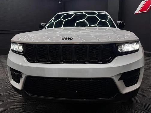 Bright White Clearcoat 2023 Jeep Grand Cherokee Altitude
