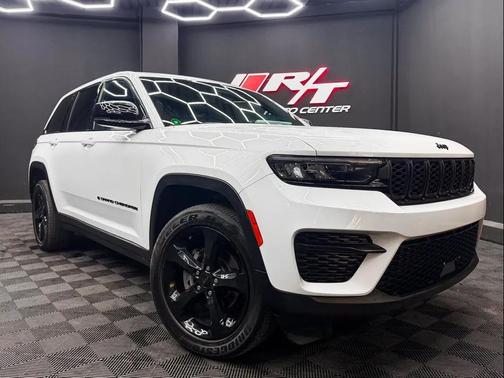Bright White Clearcoat 2023 Jeep Grand Cherokee Altitude