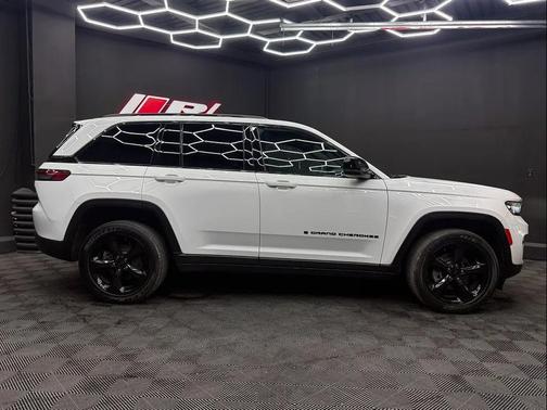 Bright White Clearcoat 2023 Jeep Grand Cherokee Altitude