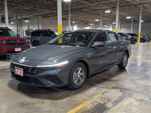2025 Hyundai ELANTRA SE