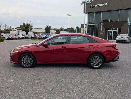 2024 Hyundai ELANTRA SEL