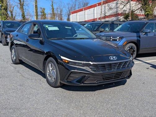2025 Hyundai ELANTRA SE