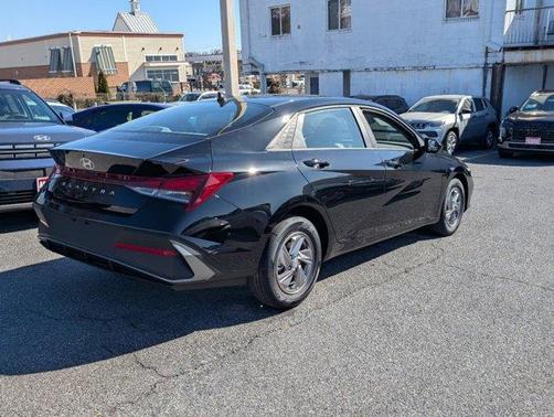 2025 Hyundai ELANTRA SE