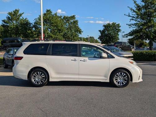 2018 Toyota Sienna XLE