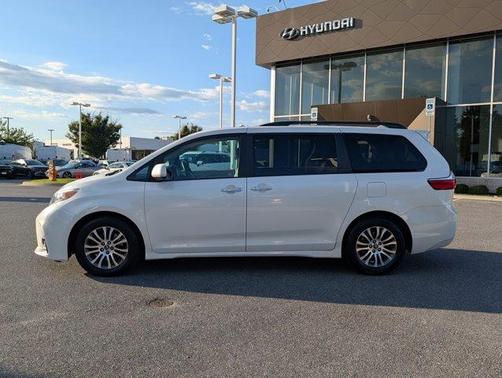 2018 Toyota Sienna XLE