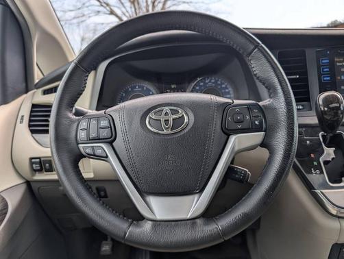 2017 Toyota Sienna XLE