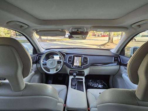 2018 Volvo XC90 T6 Momentum