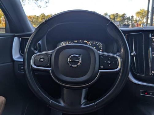 2020 Volvo XC60 T5 Momentum