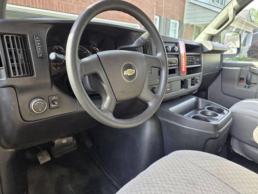 Summit White 2019 Chevrolet Express 2500 Work Van