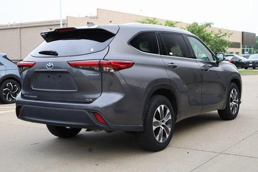 2022 Toyota Highlander Hybrid XLE