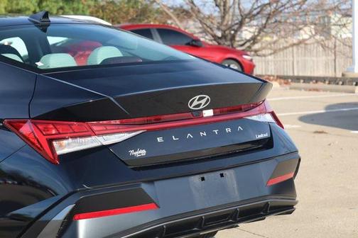 2025 Hyundai ELANTRA Limited