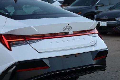 2025 Hyundai ELANTRA Limited