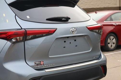 2022 Toyota Highlander LE