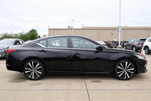 2022 Nissan Altima SR FWD