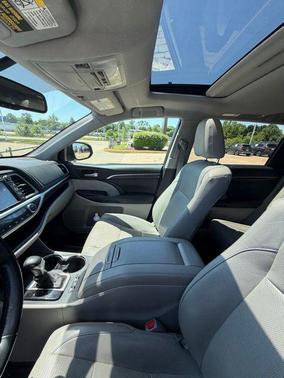 Silver Sky Metallic 2016 Toyota Highlander Limited