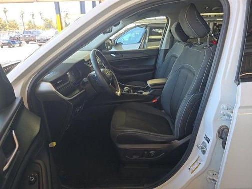 Bright White Clearcoat 2024 Jeep Grand Cherokee Laredo