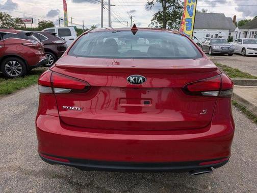 Red 2018 Kia Forte S