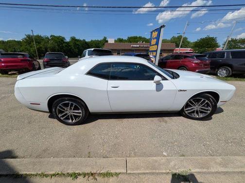 White 2019 Dodge Challenger SXT
