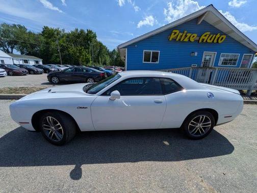 White 2019 Dodge Challenger SXT
