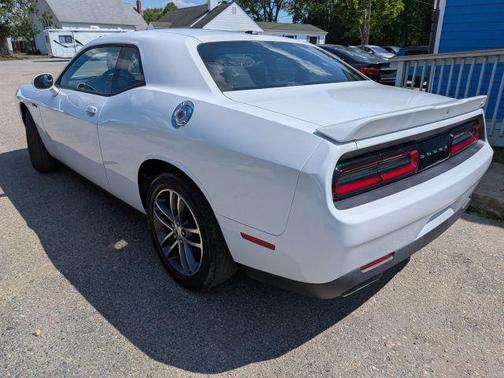 White 2019 Dodge Challenger SXT