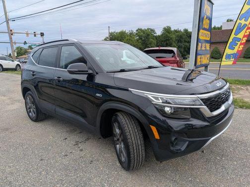 Black 2022 Kia Seltos S