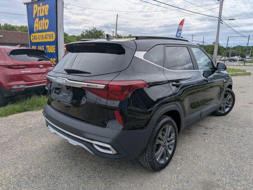 Black 2022 Kia Seltos S