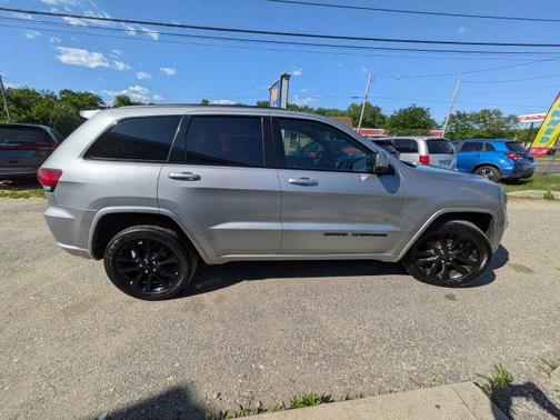 Gray 2018 Jeep Grand Cherokee Altitude