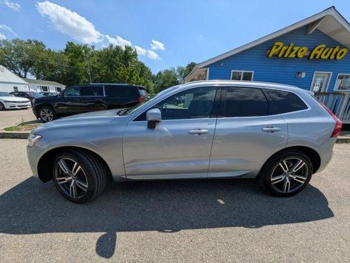 Silver 2018 Volvo XC60 T6 Momentum