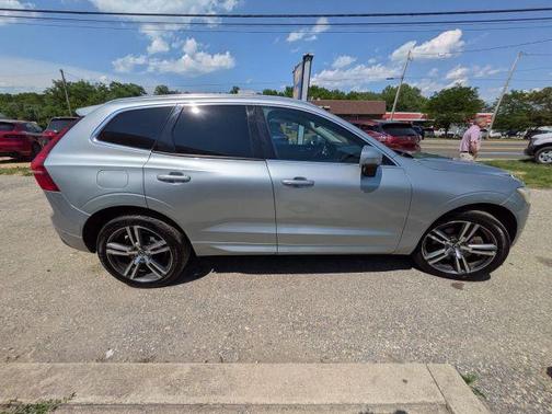 Silver 2018 Volvo XC60 T6 Momentum