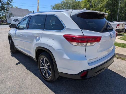 White 2019 Toyota Highlander XLE