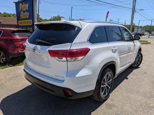 White 2019 Toyota Highlander XLE