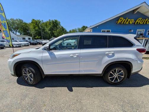 White 2019 Toyota Highlander XLE