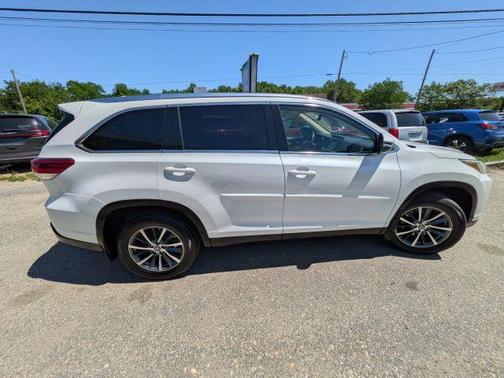 White 2019 Toyota Highlander XLE