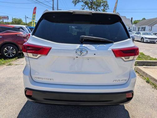 White 2019 Toyota Highlander XLE